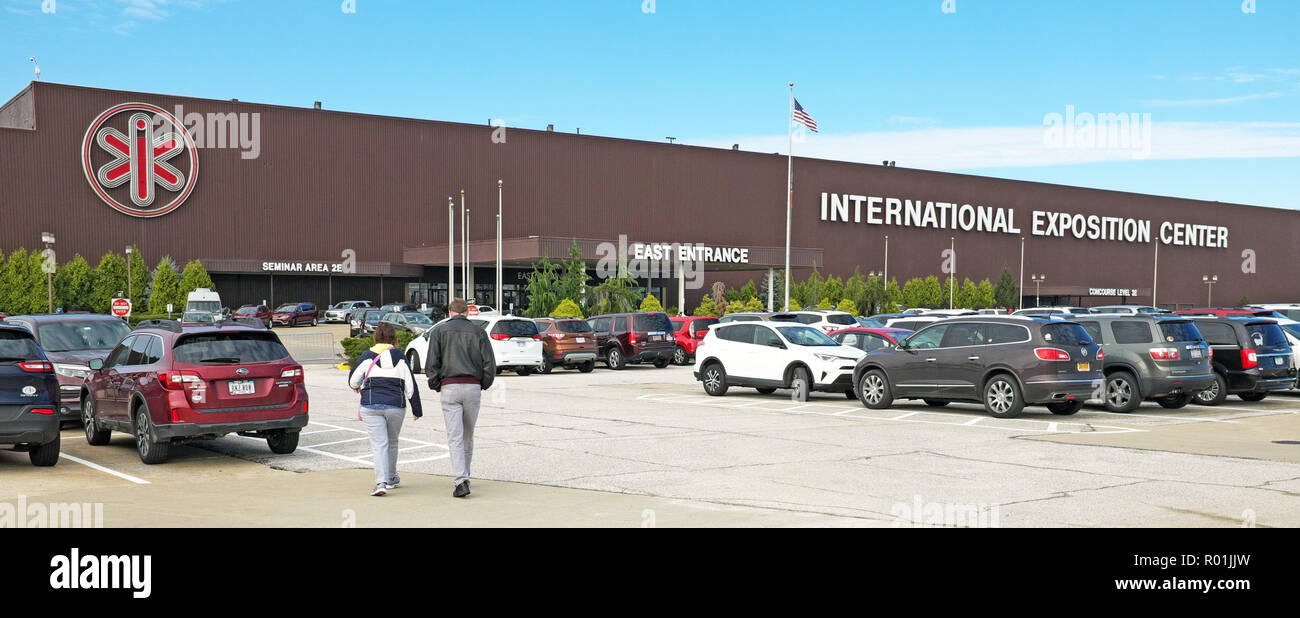 Un giovane cammina verso l'entrata principale del Cleveland International Exposition Center, noto come l'I-X, centro di Cleveland, Ohio, USA. Foto Stock