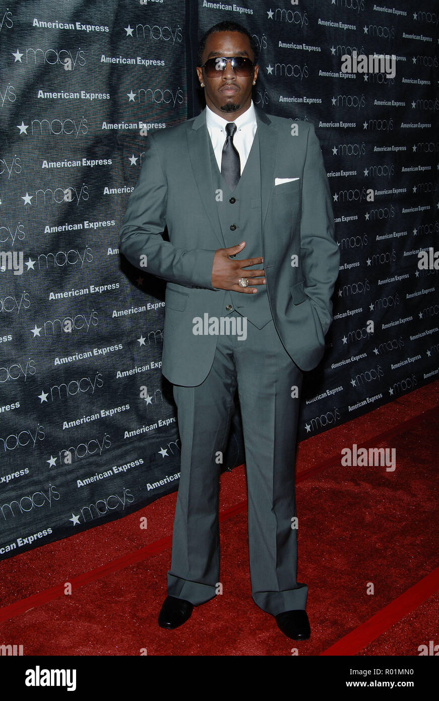 Sean Diddy Combs a Macy's Gala passaporto al Santa Monica Airport in Los Angeles. per tutta la lunghezza il contatto visivo vetro sun11 CombsSeanDiddy010 Red Carpet Event, verticale, STATI UNITI D'AMERICA, industria cinematografica, celebrità, fotografia, Bestof, arte cultura e intrattenimento, Topix celebrità moda / Verticale, meglio di, evento nella vita di Hollywood - California, moquette rossa e dietro le quinte, USA, industria cinematografica, celebrità, movie celebrità, personaggi televisivi, musica celebrità, fotografia, Bestof, arte cultura e intrattenimento, Topix, verticale, una persona, dall'anno , 2006, inchiesta tsuni@Gamma-USA.com Fashio Foto Stock