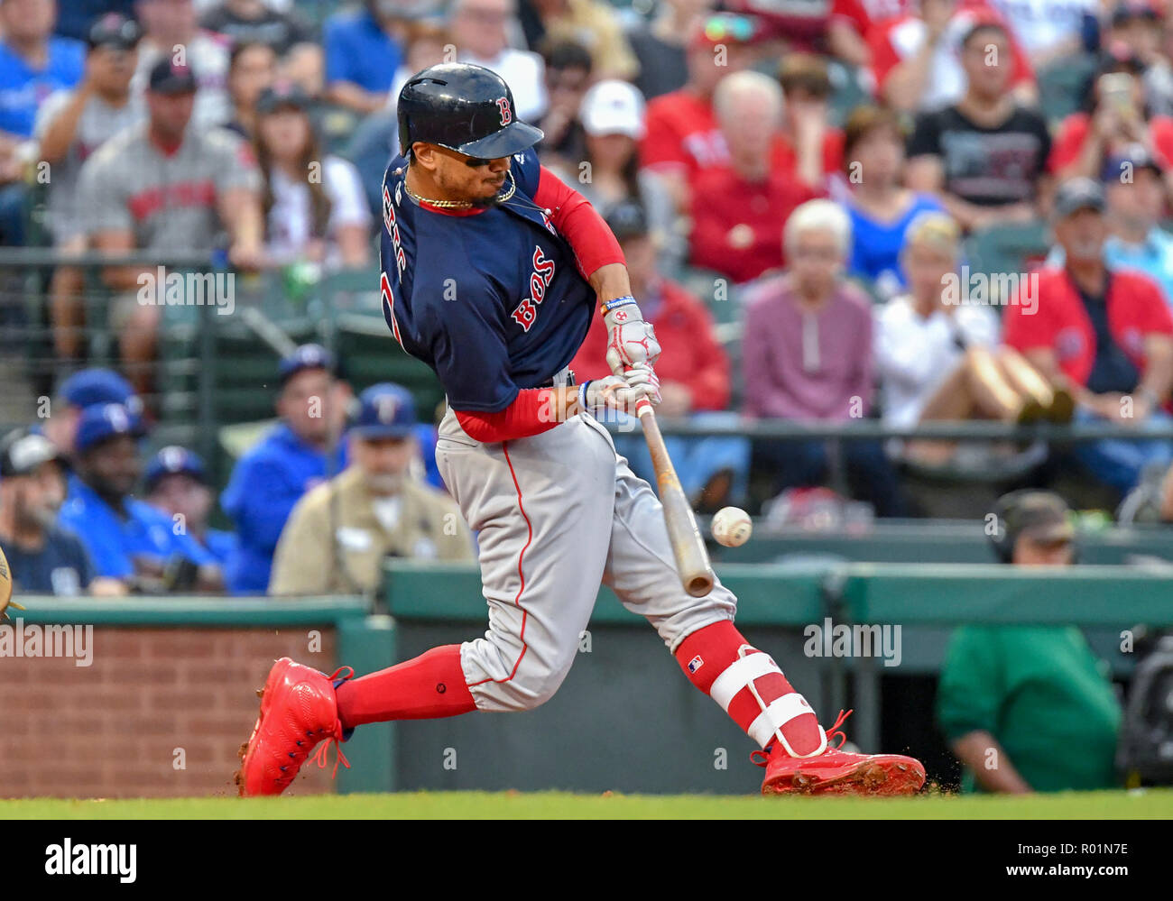04 maggio 2018: Boston Red Sox diritto fielder Mookie Betts #50 durante una partita MLB tra Boston Red Sox e i Rangers di Texas a Globe Life Park in Arlington, TX Boston sconfitto Texas 5-1 Albert Pena/CSM Foto Stock
