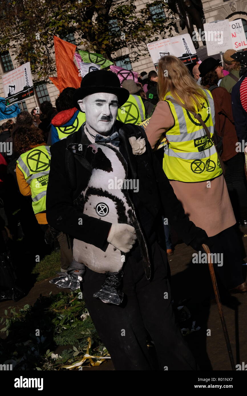 Londra, Regno Unito. Il 31 ottobre, 2018. Clima manifestanti estinzione della ribellione si riuniscono in piazza del Parlamento per la loro dichiarazione di ribellione' Credit: Londonphotos/Alamy Live News Foto Stock