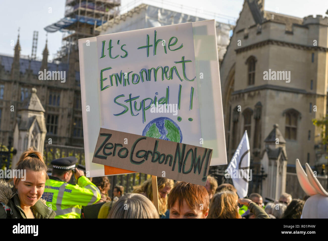 Londra, UK, 31 ottobre 2018 Environmental manifestanti bloccano la strada al di fuori della Camera dei comuni con una chiamata ad azione diretta su questioni ambientali.come fracking. Credit Ian Davidson/Alamy Live News Foto Stock