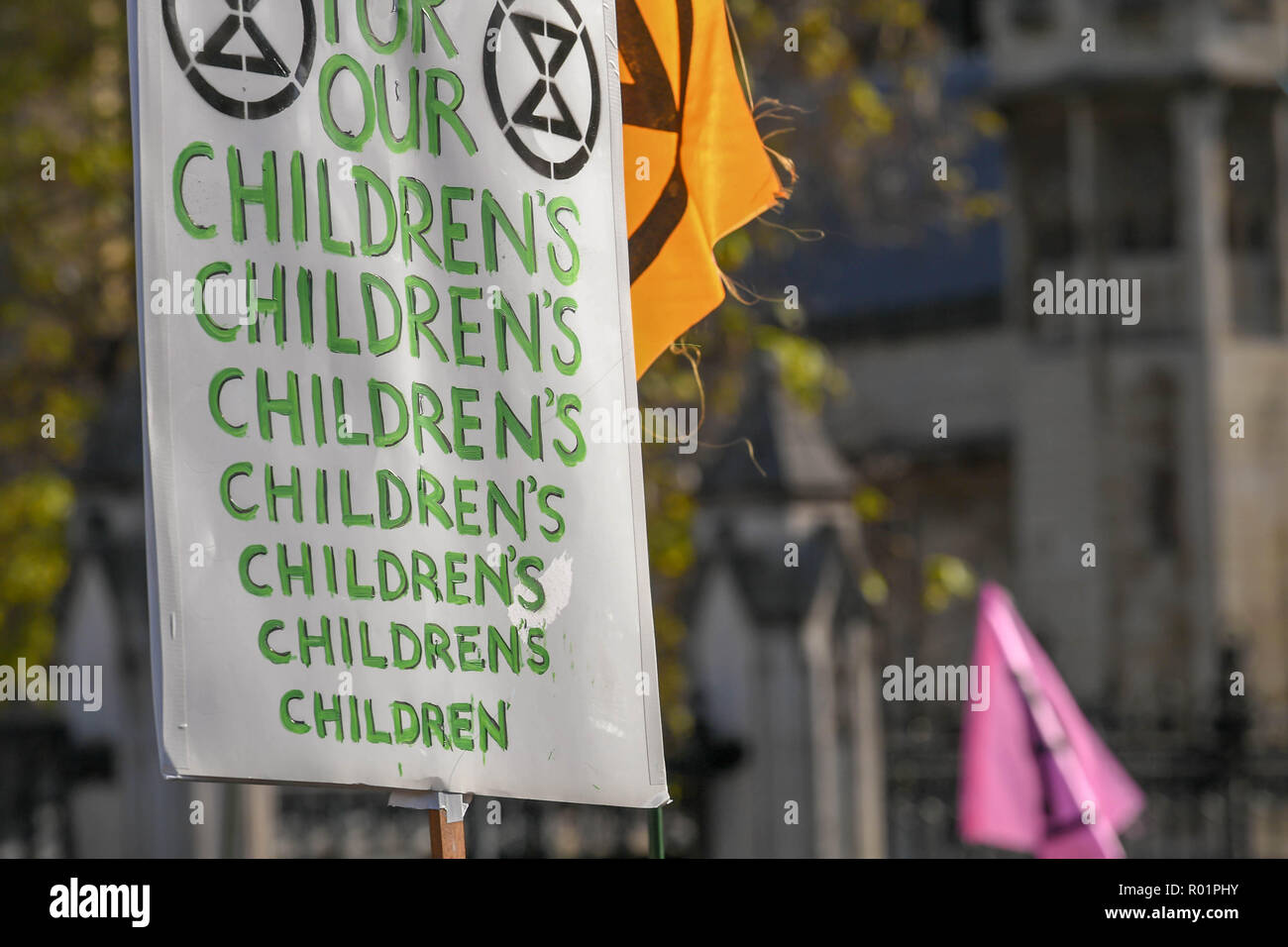 Londra, UK, 31 ottobre 2018 Environmental manifestanti bloccano la strada al di fuori della Camera dei comuni con una chiamata ad azione diretta su questioni ambientali.come fracking. Credit Ian Davidson/Alamy Live News Foto Stock