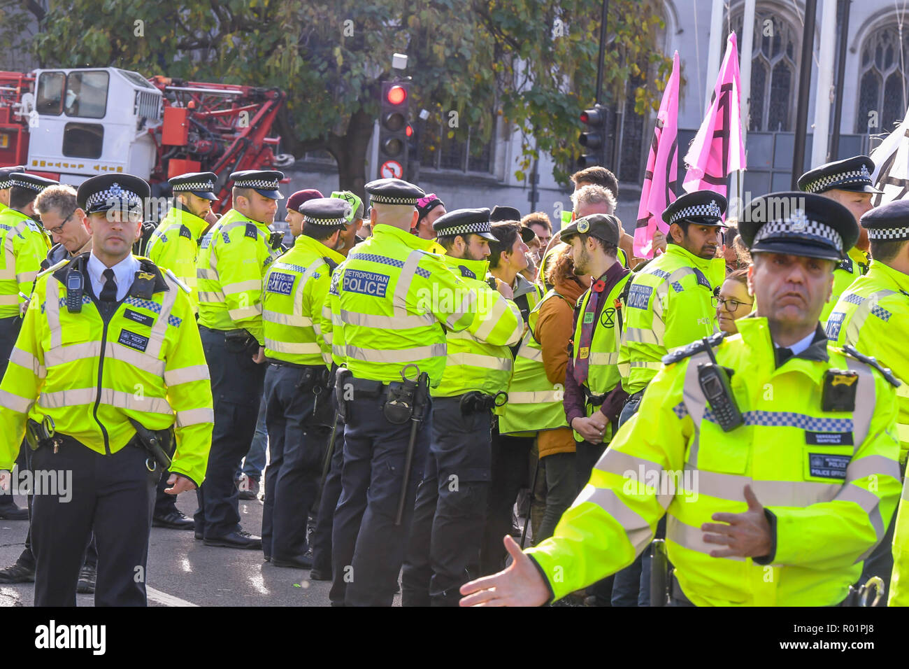 Londra, UK, 31 ottobre 2018 Environmental manifestanti bloccano la strada al di fuori della Camera dei comuni con una chiamata ad azione diretta su questioni ambientali.come fracking a pesantemente presidiate dimostrazione . Credit Ian Davidson/Alamy Live News Foto Stock