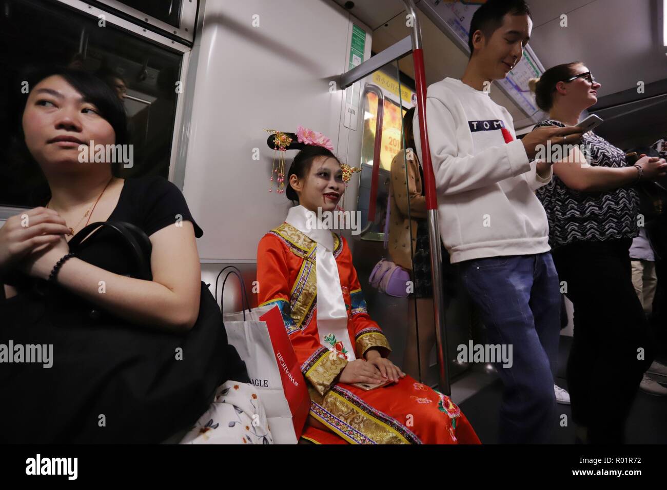 Hong Kong, . 31 ott 2018. Donna vestita come il cinese femmina zombie nella moda di Ching Dynasty Princess' costumi si trova all'interno di MTR di treno sulla notte di Holloween.Ott-31, 2018 Hong Kong.ZUMA/Liau Chung-ren Credito: Liau Chung-ren/ZUMA filo/Alamy Live News Foto Stock