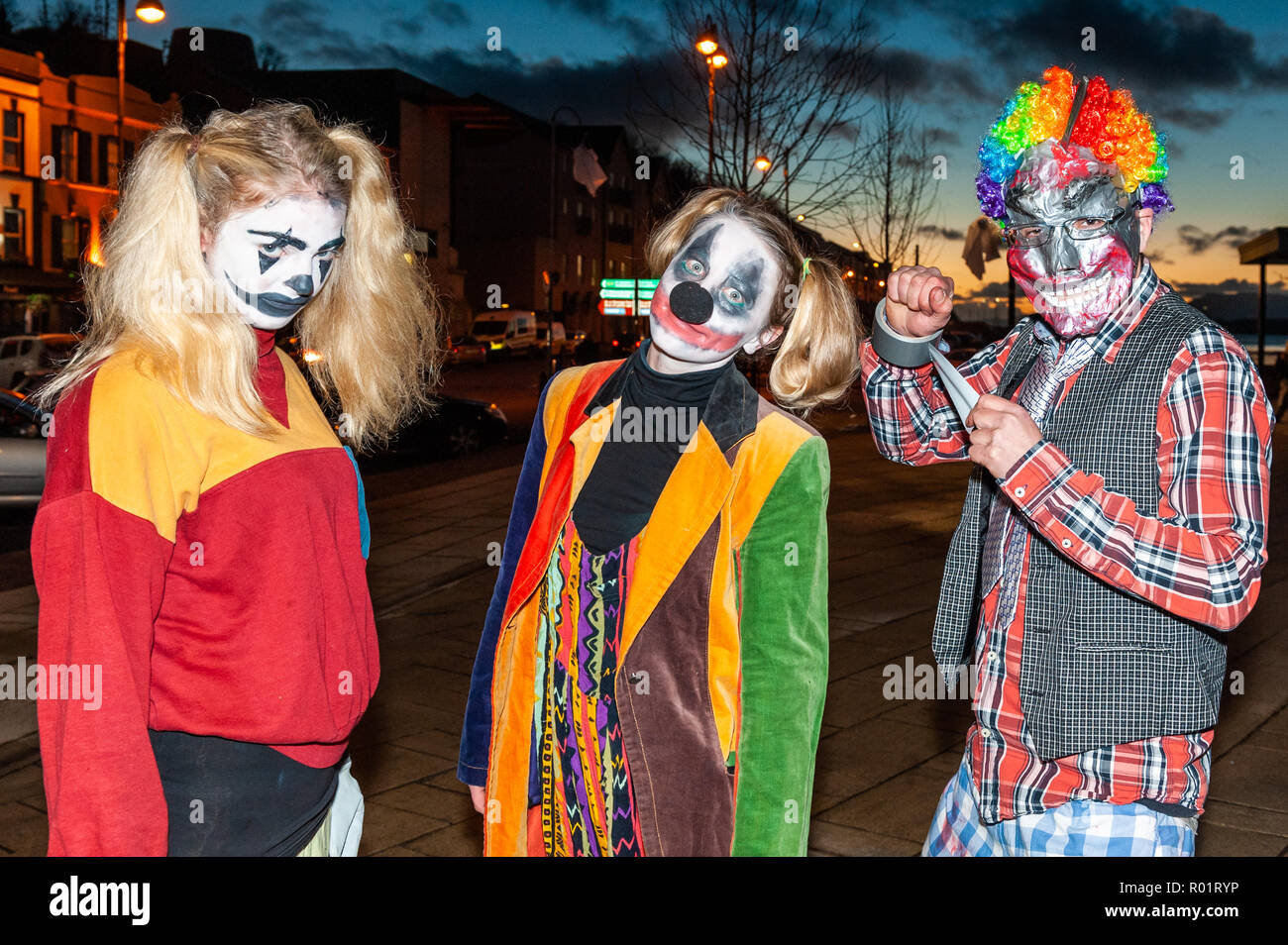 Bantry, West Cork, Irlanda. 31 ott 2018. Megan Francesco, Keakill; Catherine Scrope, Bantry e Alex Palmer, Drimoleague vestita a Bantry House spaventare Fest. Bantry Business Association ospita un evento di Halloween a Bantry House e giardini e Bantry Square. Credito: Andy Gibson/Alamy Live News Foto Stock