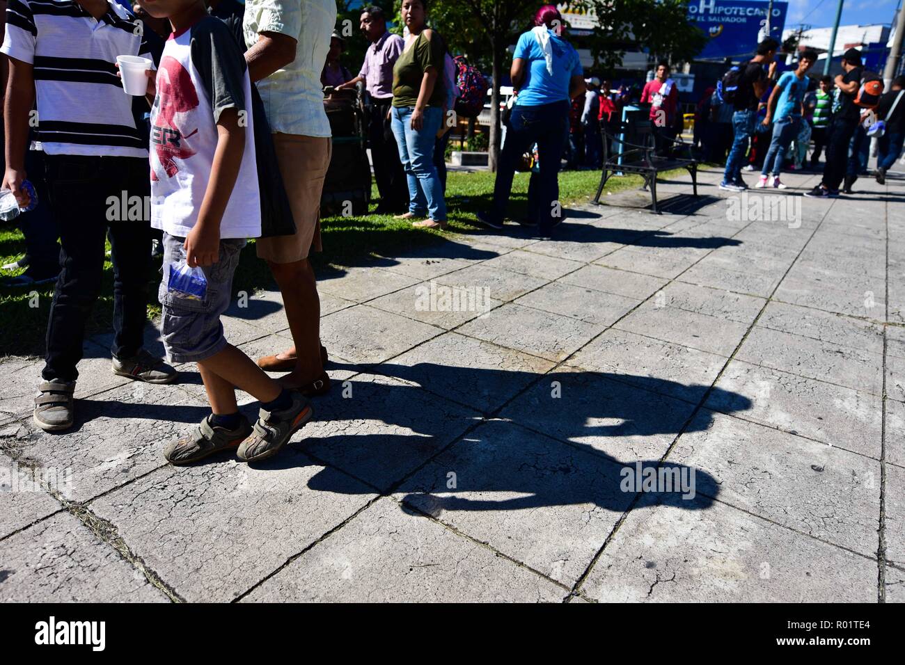 San Salvador El Salvador, 31 ottobre 2018, migranti abbandonano il El Salvador il capitale per raggiungere il Guatemala sono stati essi integreranno stessi per il migrante caravan voce per gli Stati Uniti. Credito: Camilo Freedman/Alamy Live News Foto Stock