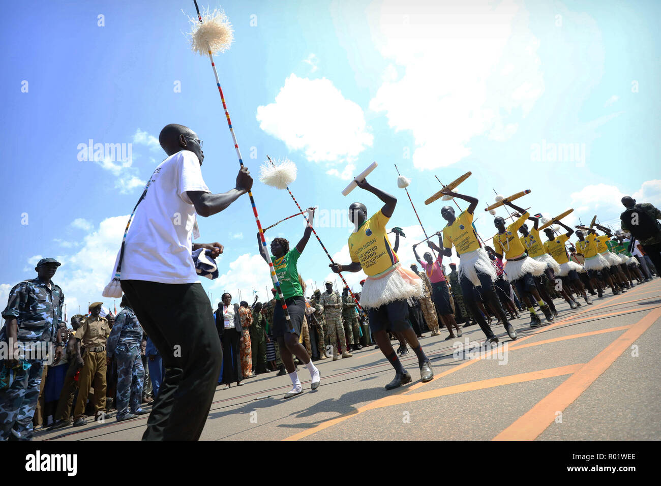 (181031) -- JUBA, Ottobre 31, 2018 (Xinhua) -- sud sudanesi eseguire la danza tradizionale durante le celebrazioni di pace a Juba, capitale del sud Sudan, il 31 ott. 2018. Sud sudanesi mercoledì ha celebrato la firma della divisione di potere che mira a porre fine a una brutale cinque anni di guerra civile tra le chiamate per una pace duratura nella nazione più giovane del mondo. Regionali di dignitari e Sud Sudan il leader ribelle Riek Machar hanno firmato un rivitalizzato accordo di pace nel mese di settembre con il Presidente Salva Kiir in Etiopia, unite migliaia di sudanesi del sud nella capitale Juba a celebrare l accordo di pace in mezzo a strette misure di sicurezza. ( Foto Stock