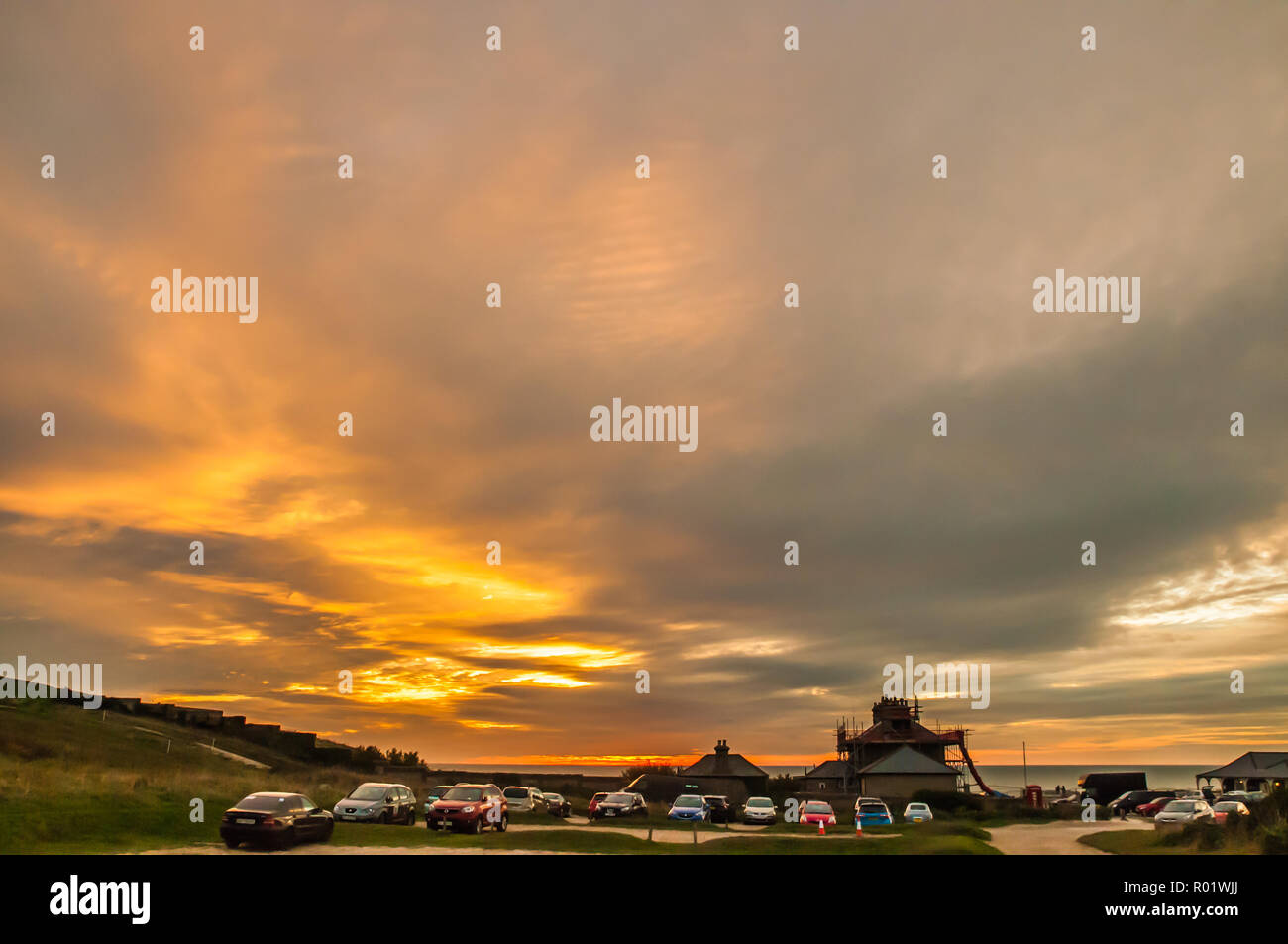 Birling Gap, Eastbourne, East Sussex, Regno Unito..31 ottobre 2018. Le nuvole Interessanti al tramonto creano colori gloriosi nel cielo. Una tad calda stasera con vento dal Sud Est .. Foto Stock