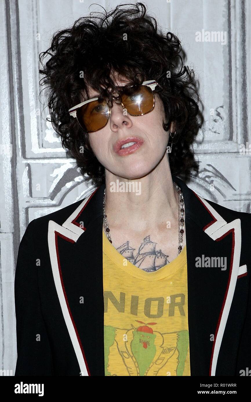 New York, NY, STATI UNITI D'AMERICA. 31 ott 2018. Laura Pergolizzi (LP) fuori e circa per AOL costruire serie Candids Celebrity - MER, AOL costruire serie, New York, NY Ottobre 31, 2018. Credito: Steve Mack/Everett raccolta/Alamy Live News Foto Stock