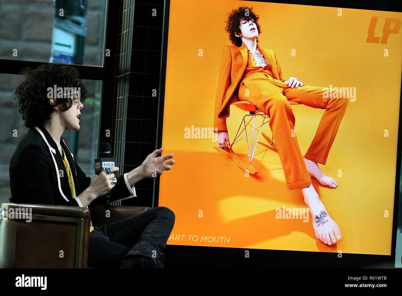 New York, NY, STATI UNITI D'AMERICA. 31 ott 2018. Laura Pergolizzi (LP) fuori e circa per AOL costruire serie Candids Celebrity - MER, AOL costruire serie, New York, NY Ottobre 31, 2018. Credito: Steve Mack/Everett raccolta/Alamy Live News Foto Stock