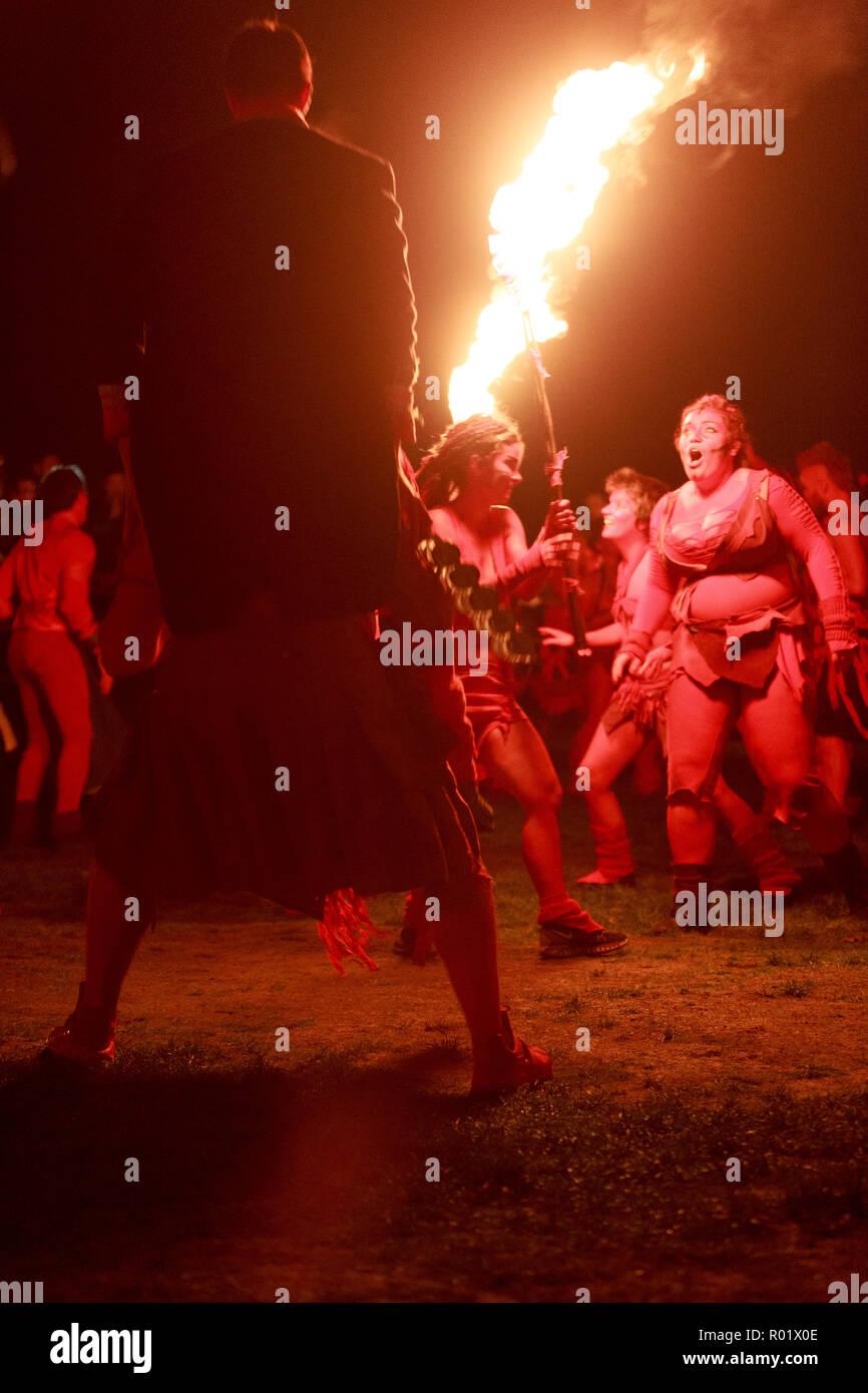 Edimburgo, Scozia. Regno Unito. Il 31 ottobre 2018. Il fuoco Samhuinn Festival di fine estate inizio inverno. Per la prima volta mai Samhuinn Festa del Fuoco segna il giro delle stagioni in cima di Calton Hill. Pak@ Mera/Alamy Live News Foto Stock