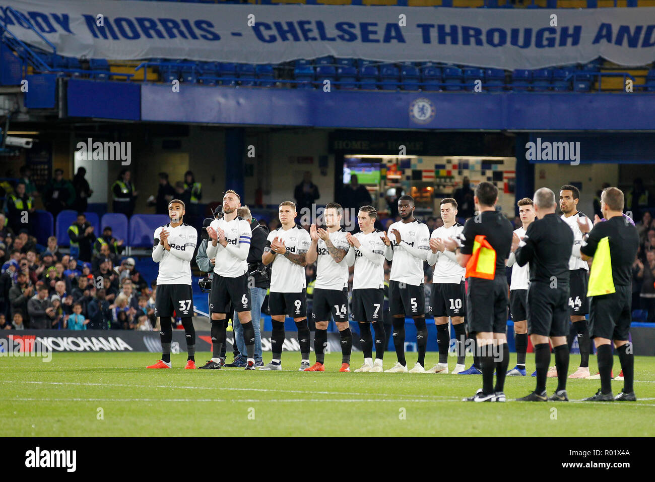 Derby County FC pay rispetti a Vichai Shrivaddhanaprabha e coloro che hanno perso la vita nel tragico incidente a Leicester City Football Club durante il Carabao EFL Cup Round di 16 match tra Chelsea e Derby County a Stamford Bridge, Londra, Inghilterra il 31 ottobre 2018. Foto di Carlton Myrie. Solo uso editoriale, è richiesta una licenza per uso commerciale. Nessun uso in scommesse, giochi o un singolo giocatore/club/league pubblicazioni. Foto Stock