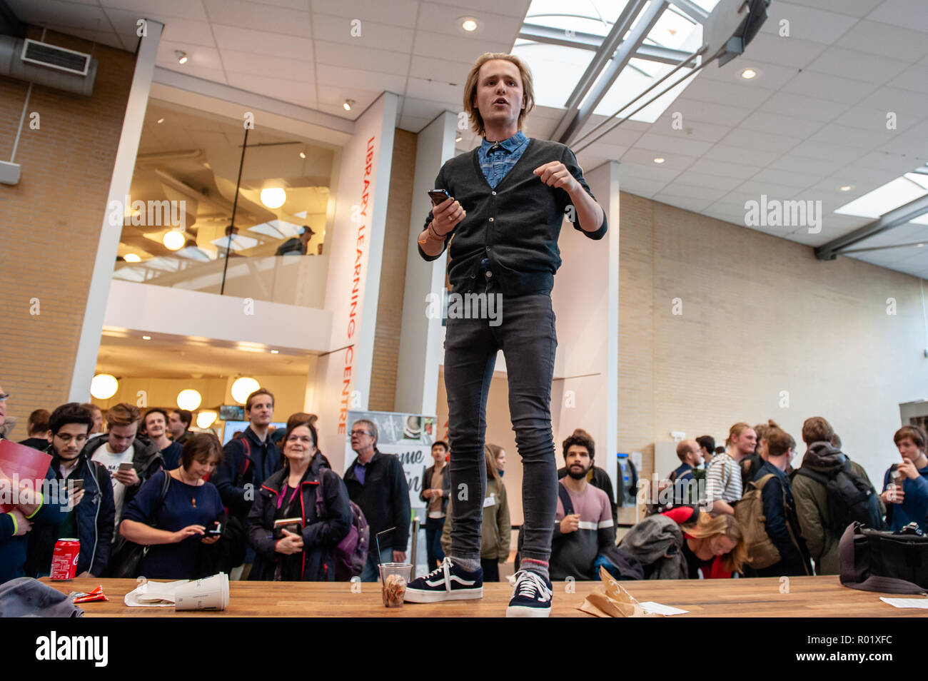 Amsterdam, Paesi Bassi. 31 ott 2018. Il dottor Giordano B Peterson è un professore di Psicologia presso l Università di Toronto, psicologo clinico, un oratore pubblico e un creatore di sé Authoring. Egli è ampiamente noto a causa della sua influente ma anche controverso analizza dalla corrente i problemi sociali e politici. Invitando la psicologa canadese Jordan Peterson nell'UvA intervista serie 'camera di discussione" ha suscitato un arrabbiato lettera di protesta firmata da ottanta UvA (Università di Amsterdam) il personale e gli studenti. Credito: Romy Arroyo Fernandez/Alamy Live News. Foto Stock