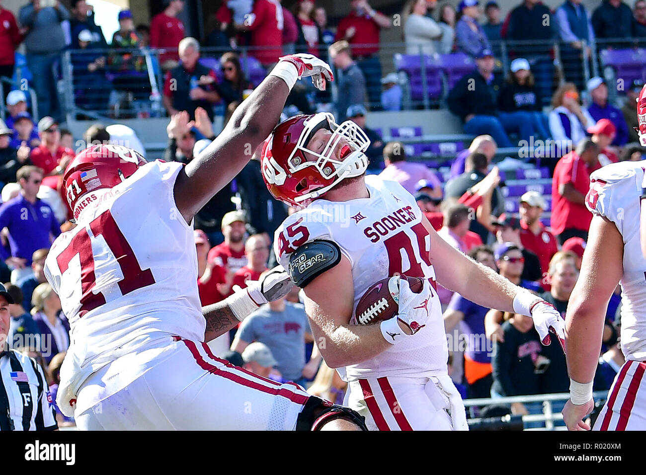 Oklahoma Sooners fullback Carson Meier (45) Si ritiene che le catture di un pass per un touchdown come egli celebra con Oklahoma Sooners offensive lineman Bobby Evans (71) durante l'Oklahoma Sooners in corrispondenza della TCU cornuto rane in un NCAA Football gioco al Amon G. Carter Stadium, Fort Worth Texas. 10/20/18.Manny Flores/Cal Sport Media. Foto Stock