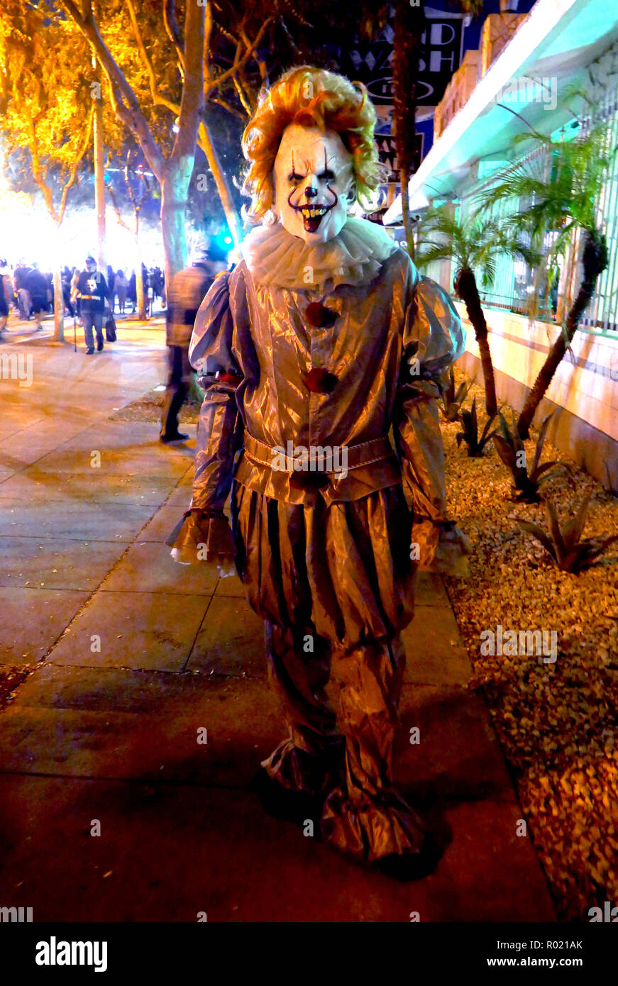 West Hollywood, Stati Uniti d'America. 31 ott 2018. WEST HOLLYWOOD, CA - 31 ottobre: una vista generale di atmosfera di Pennywise su ottobre 31, 2018 a West Hollywood Halloween Caranval in West Hollywood, California. Credito: Barry re/Alamy Live News Foto Stock