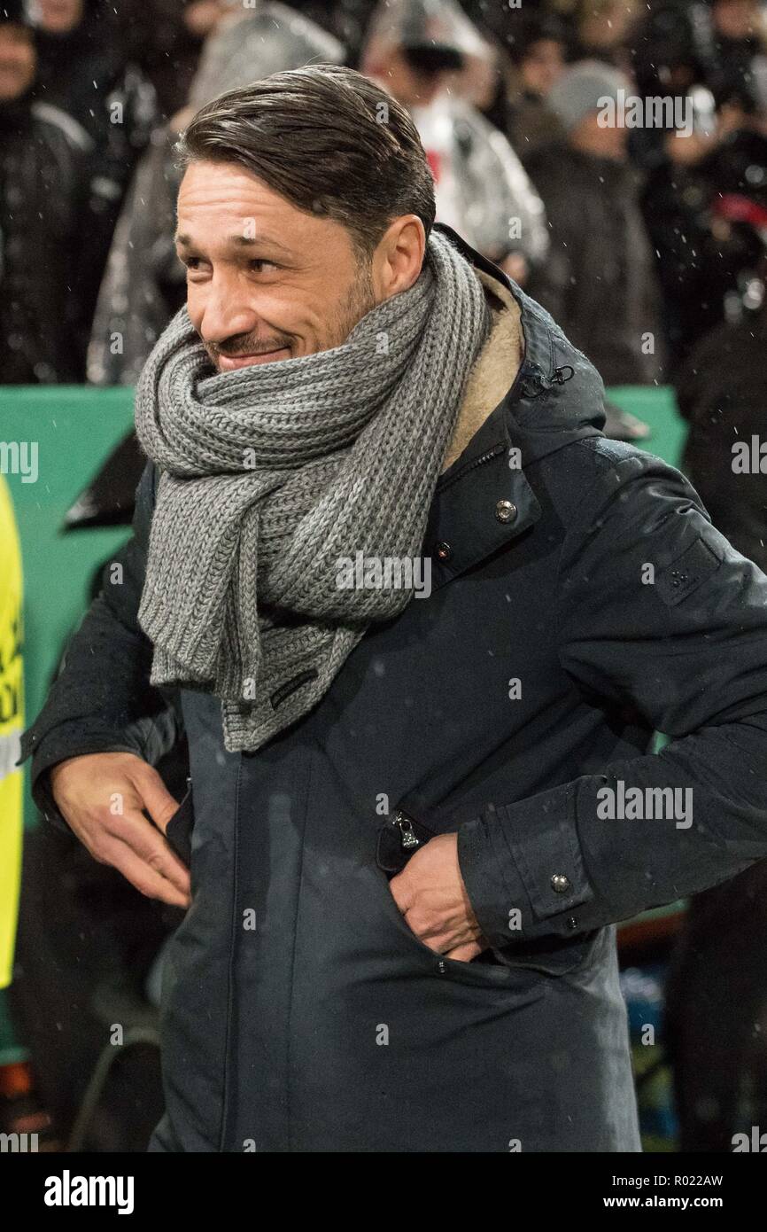 Osnabrueck, Deutschland. 31 ott 2018. Niko Kovac (pullman, M) laughsd, lÃ chel, lÃcheln, lÃ chelnd, risate, mezza figura, mezza figura, ritratto, le espressioni del viso, calcio, DFB Pokal, 2° round, SV Roedinghausen (SVR) - FC Bayern Monaco di Baviera (M) 1: 2 su 30.10.2018 a Osnabrück/Germania. | Utilizzo di credito in tutto il mondo: dpa/Alamy Live News Foto Stock