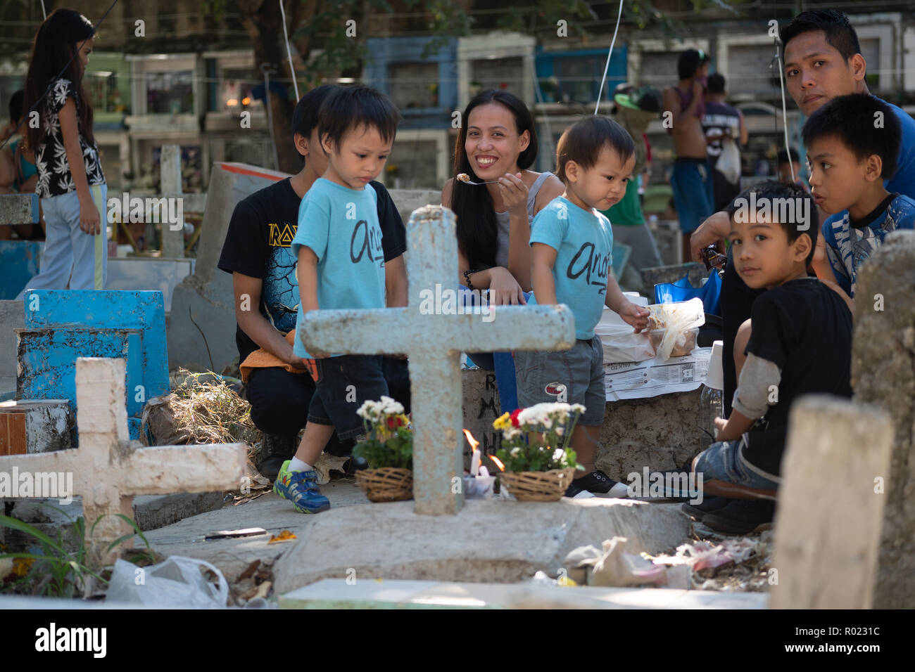 Cebu City, Filippine. 01 Nov, 2018. Una famiglia si riunisce attorno a una tomba, alcuni mangiare, come ricordano un defunto amato. Credito: galleria immagini2/Alamy Live News Foto Stock