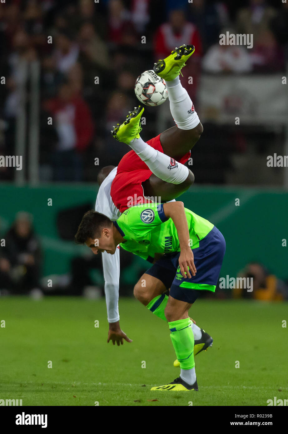 Colonia, Germania 31 ottobre 2018, DFB Pokal, FC Koeln - FC Schalke 04: Sehrou Guirassy (Koeln), Alessandro Andre Schoepf (S04) in concorrenza. Credito: Juergen schwarz/Alamy Live News DFB REGOLAMENTI VIETANO QUALSIASI USO DI FOTOGRAFIE come sequenze di immagini e/o quasi-credito VIDEO: Juergen schwarz/Alamy Live News Foto Stock