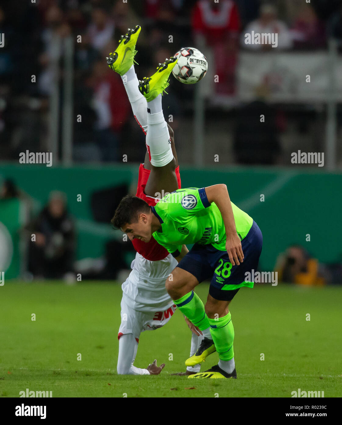 Colonia, Germania 31 ottobre 2018, DFB Pokal, FC Koeln - FC Schalke 04: Sehrou Guirassy (Koeln), Alessandro Andre Schoepf (S04) in concorrenza. Credito: Juergen schwarz/Alamy Live News DFB REGOLAMENTI VIETANO QUALSIASI USO DI FOTOGRAFIE come sequenze di immagini e/o quasi-credito VIDEO: Juergen schwarz/Alamy Live News Foto Stock