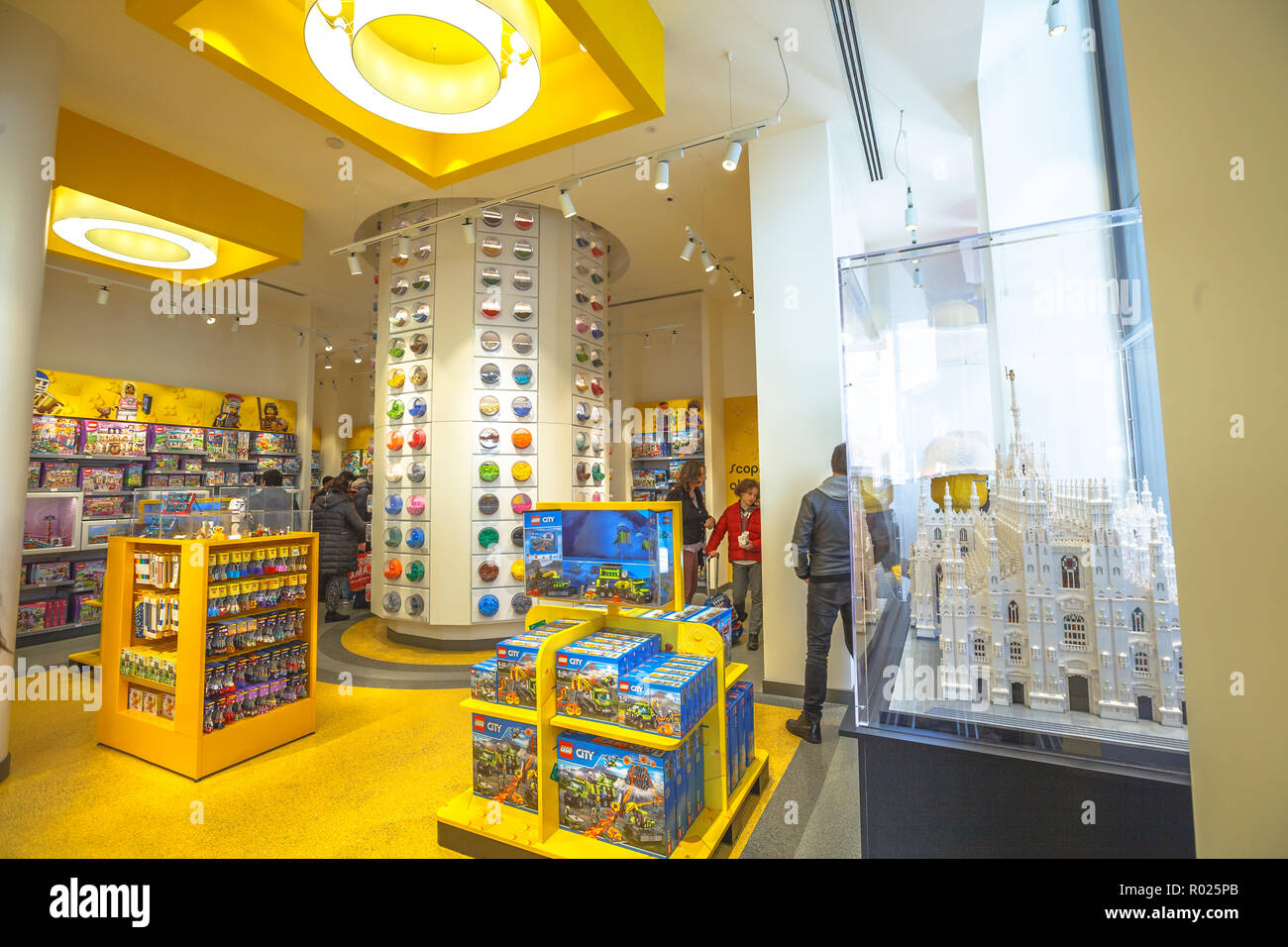 Milano, Italia- Marzo 7, 2017: Piano terra interno del negozio Lego di Milano, vendere mattoncini Lego. In Piazza San Babila. Foto Stock