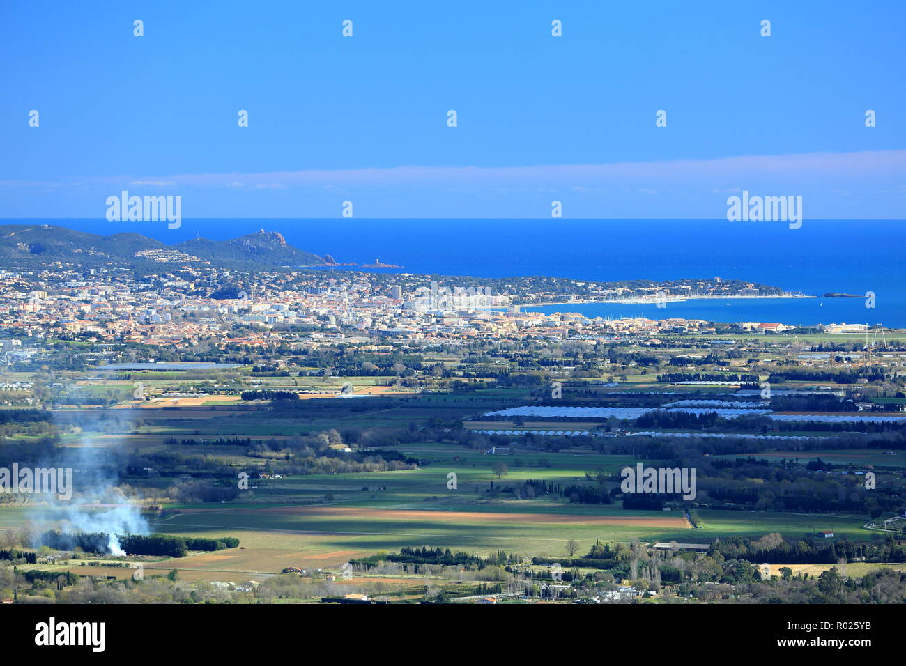 Vista superiore al di sopra di Roquebrune sur Argens e Frejus, 83, Var, Cote d'azur, PACA, Foto Stock