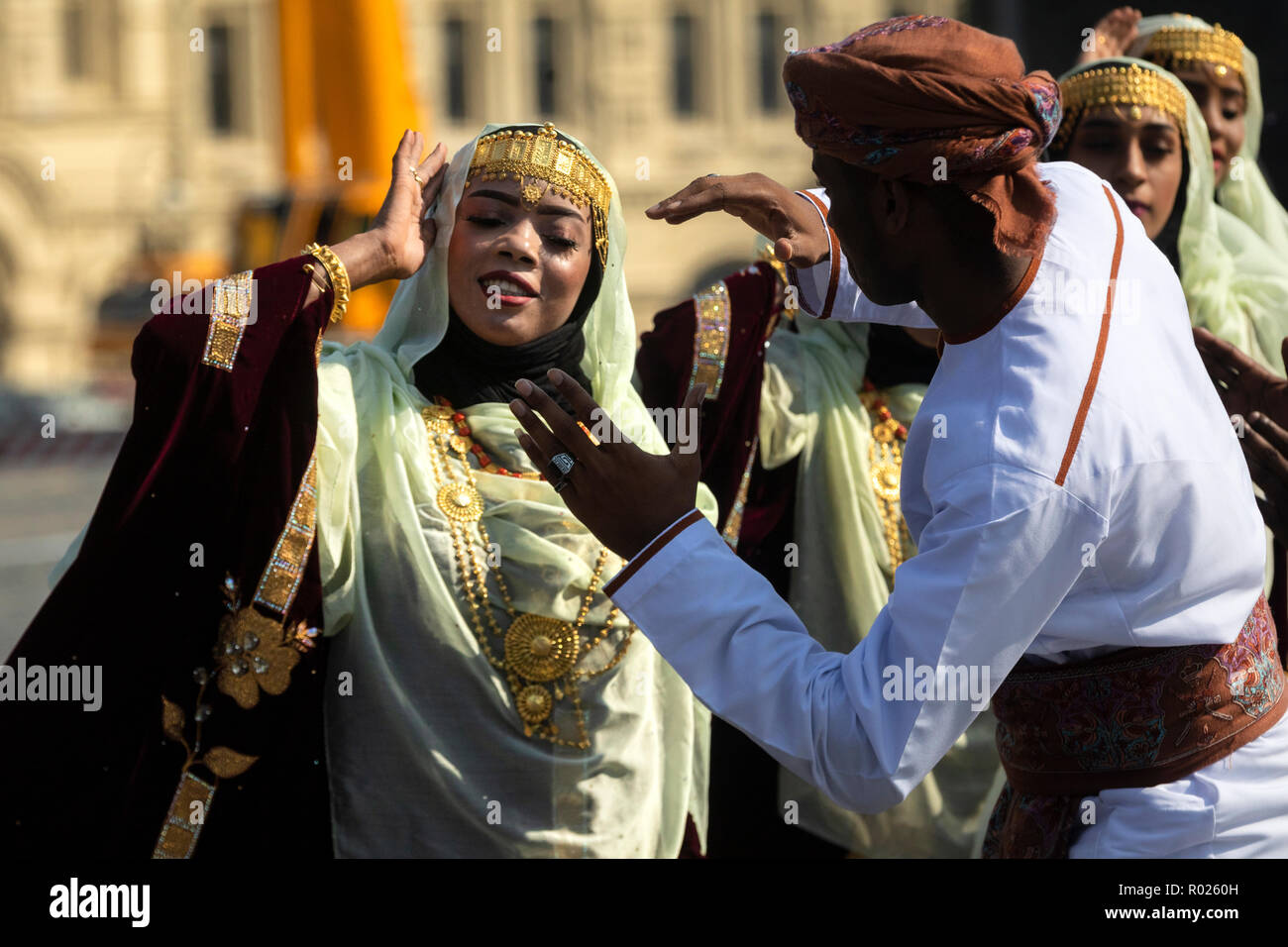 Tradizionale danza Beduina al matrimonio durante una esibizione della banda militare della Guardia Reale di Oman paese a Mosca Foto Stock