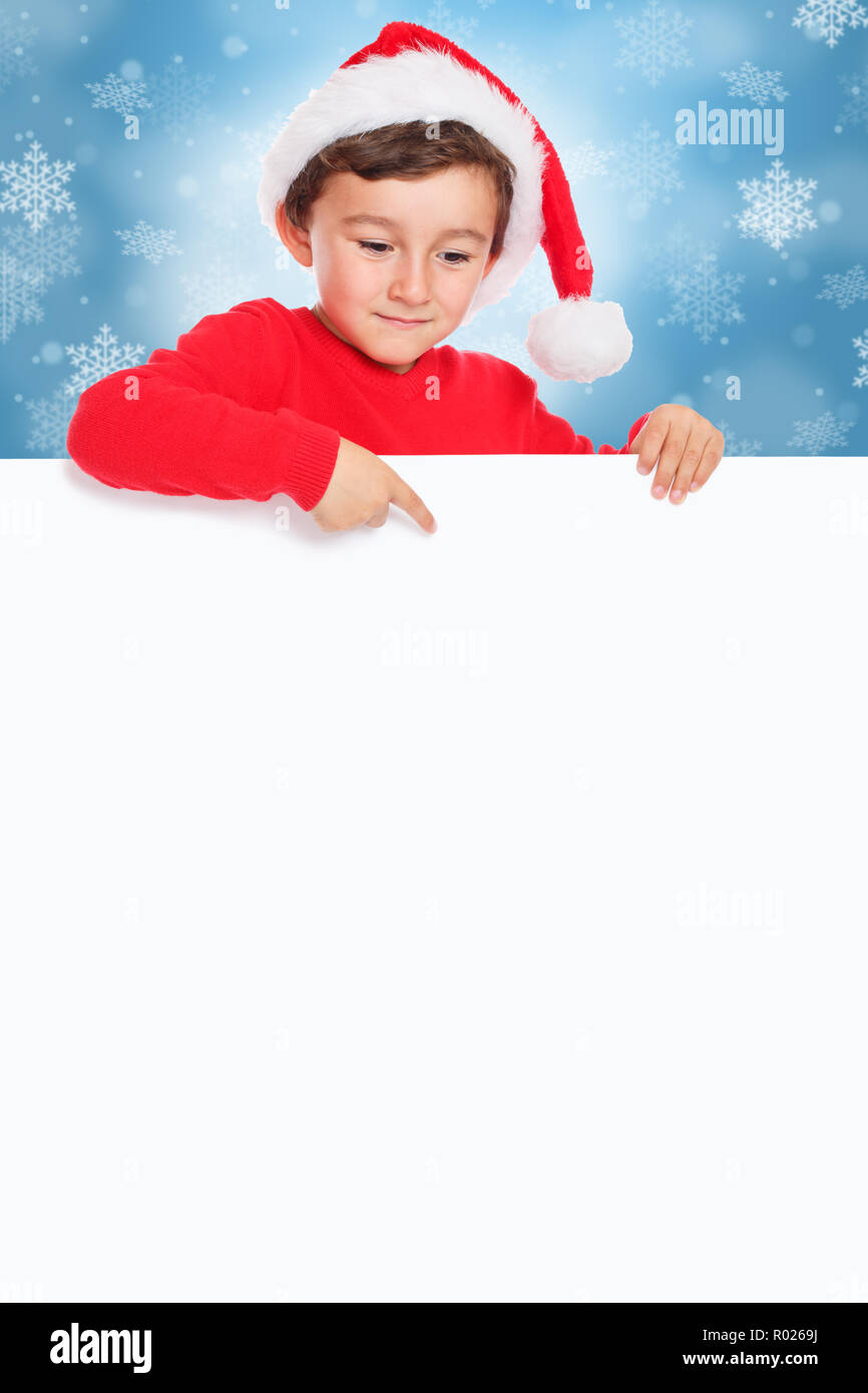 Natale bambino kid boy Santa Claus puntamento banner vuoto segno formato ritratto copyspace spazio copia Foto Stock
