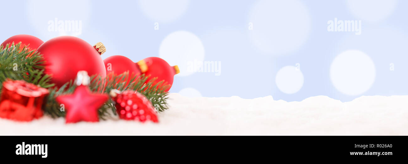 Le palle di Natale decoro rosso banner baubles di confine copyspace neve spazio copia testo Foto Stock