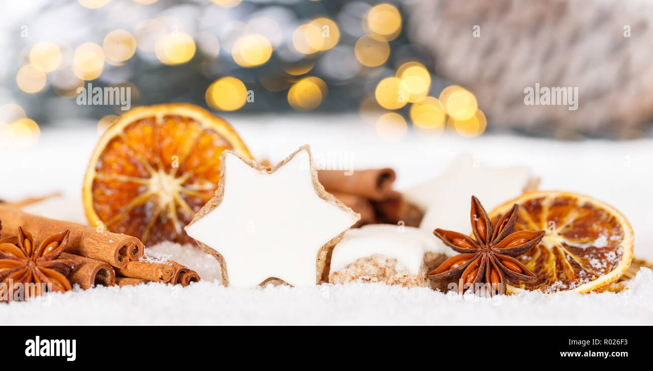 Biscotti di Natale alla cannella spezie star banner forno di cottura decorazione inverno Foto Stock
