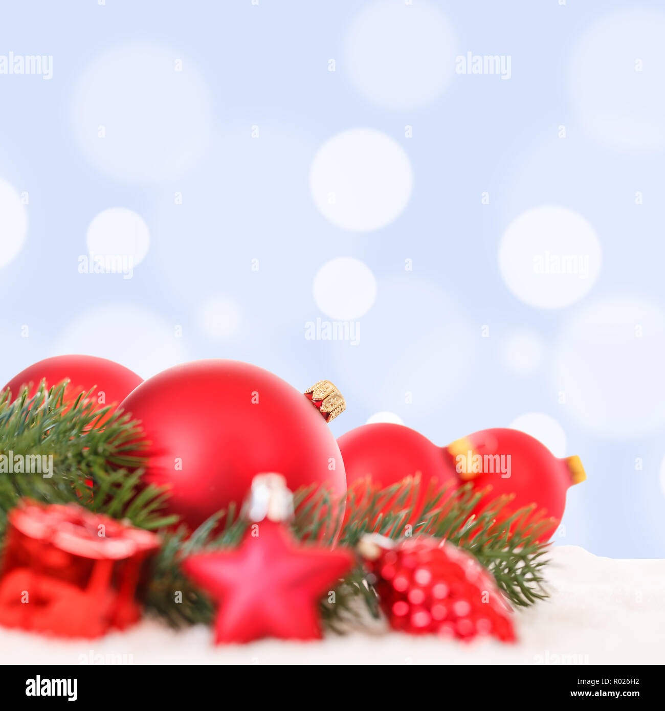 Le palle di Natale decoro rosso baubles neve copyspace quadrato spazio copia testo Foto Stock