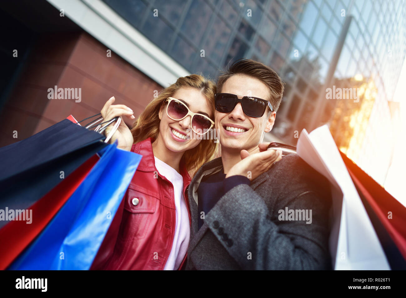 Ritratto di un giovane con borse per lo shopping in città.la gente, la vendita, l'amore e la felicità del concetto. Foto Stock
