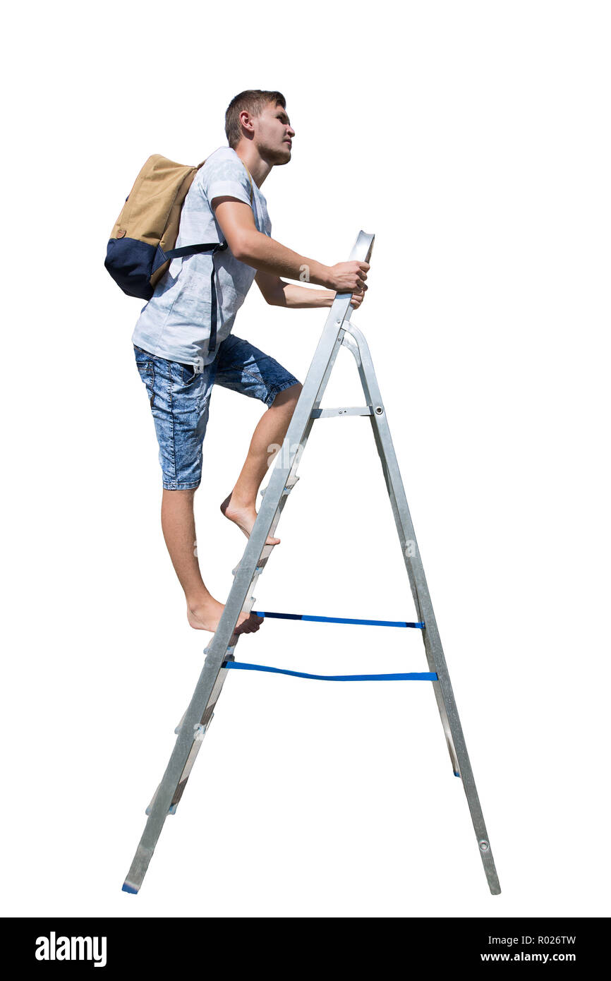 Vista laterale a piena lunghezza Ritratto di una giovane casual uomo traveler salendo una scala che porta uno zaino che guarda lontano isolate su sfondo bianco. Foto Stock