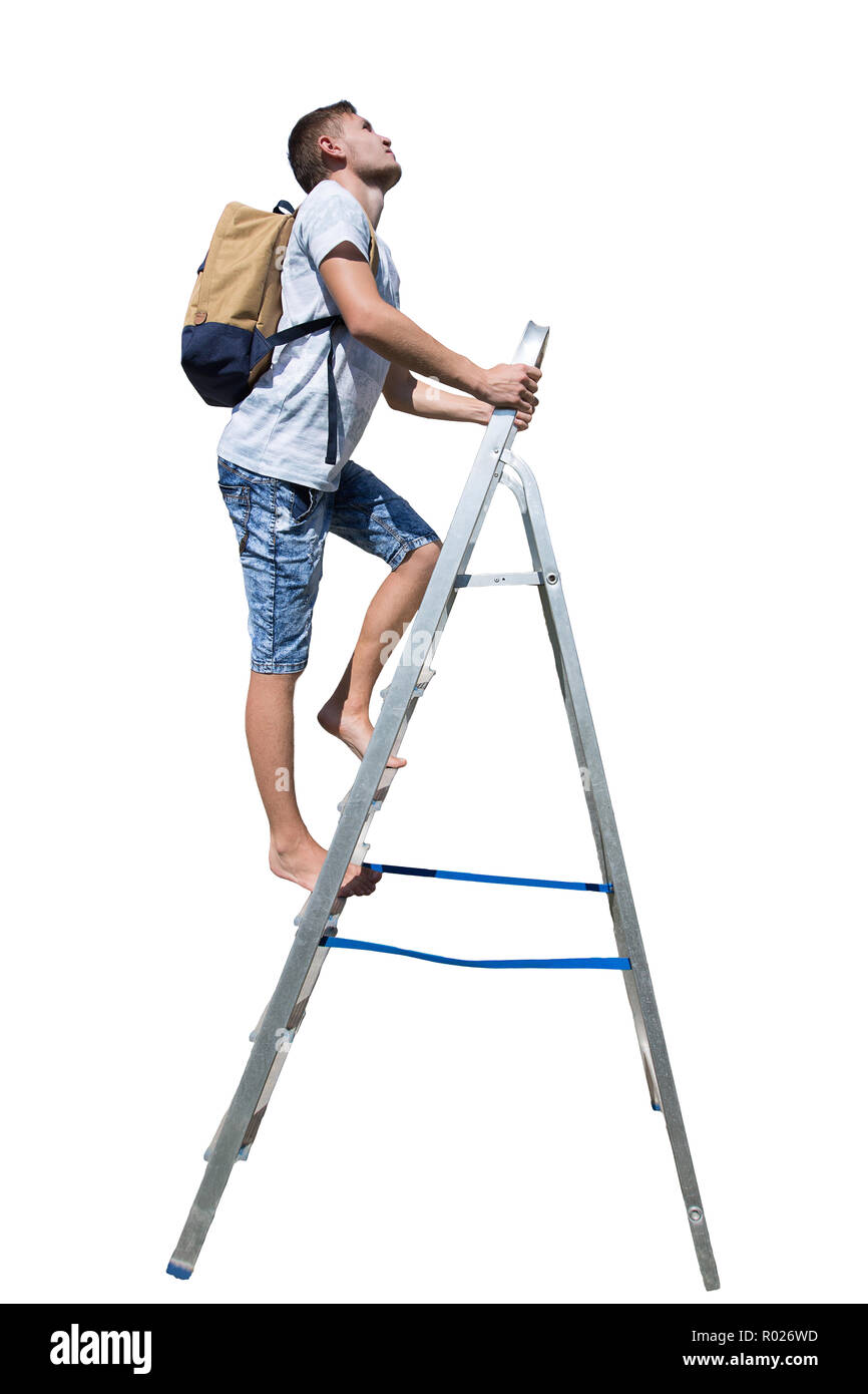 Vista laterale a piena lunghezza Ritratto di una giovane casual uomo traveler salendo una scala che porta uno zaino cercando isolate su sfondo bianco. Foto Stock