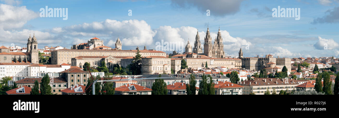 Santiago de Compostela ampia vista panoramica in Galizia, in Spagna e il meraviglioso Duomo con la nuova facciata restaurata. Alta risoluzione Foto Stock