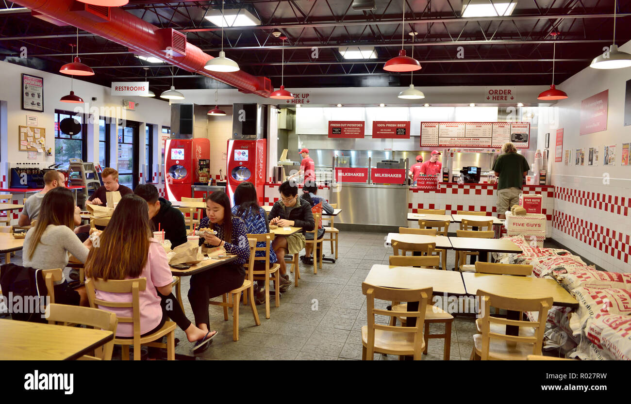 All'interno di cinque ragazzi fast-food catena serve hamburger, patatine fresche filiale a Ithaca NY, STATI UNITI D'AMERICA. Takeaway, mangiare a. Foto Stock