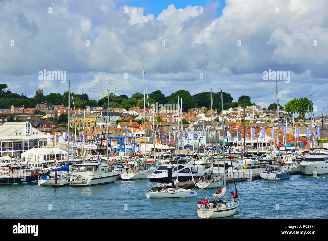 Barche ormeggiate in un marina con la città in background durante il Lendy Cowes Week (2018), Cowes, Isle of Wight, Regno Unito Foto Stock