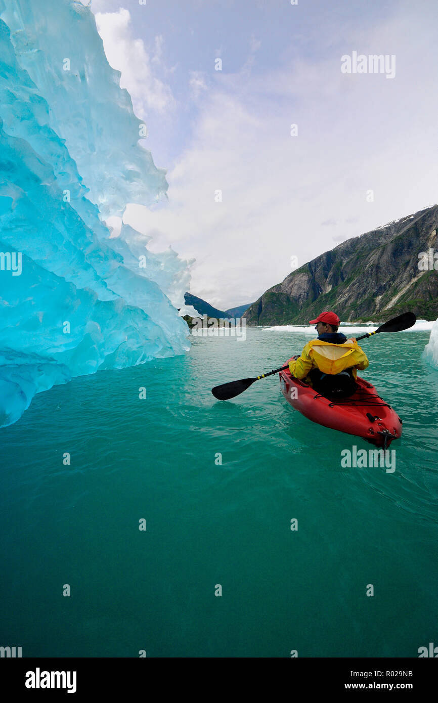 Esplorazione di un iceberg dal kayak da mare in Tracy Arm, Alaska, Oceano Pacifico Foto Stock