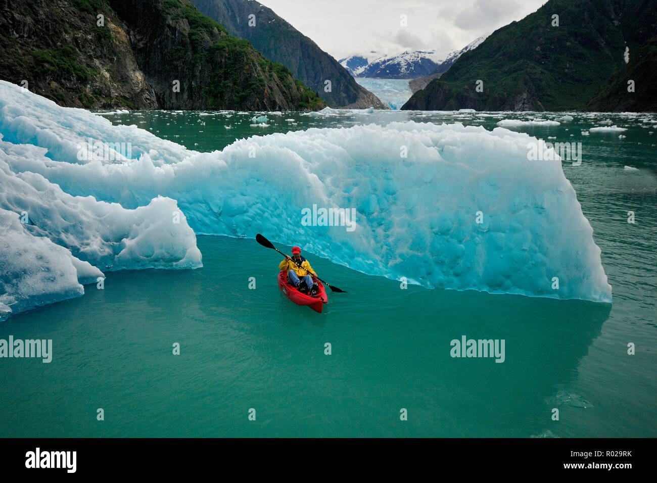 Esplorazione di un iceberg dal kayak da mare in Tracy Arm, Alaska, Oceano Pacifico Foto Stock