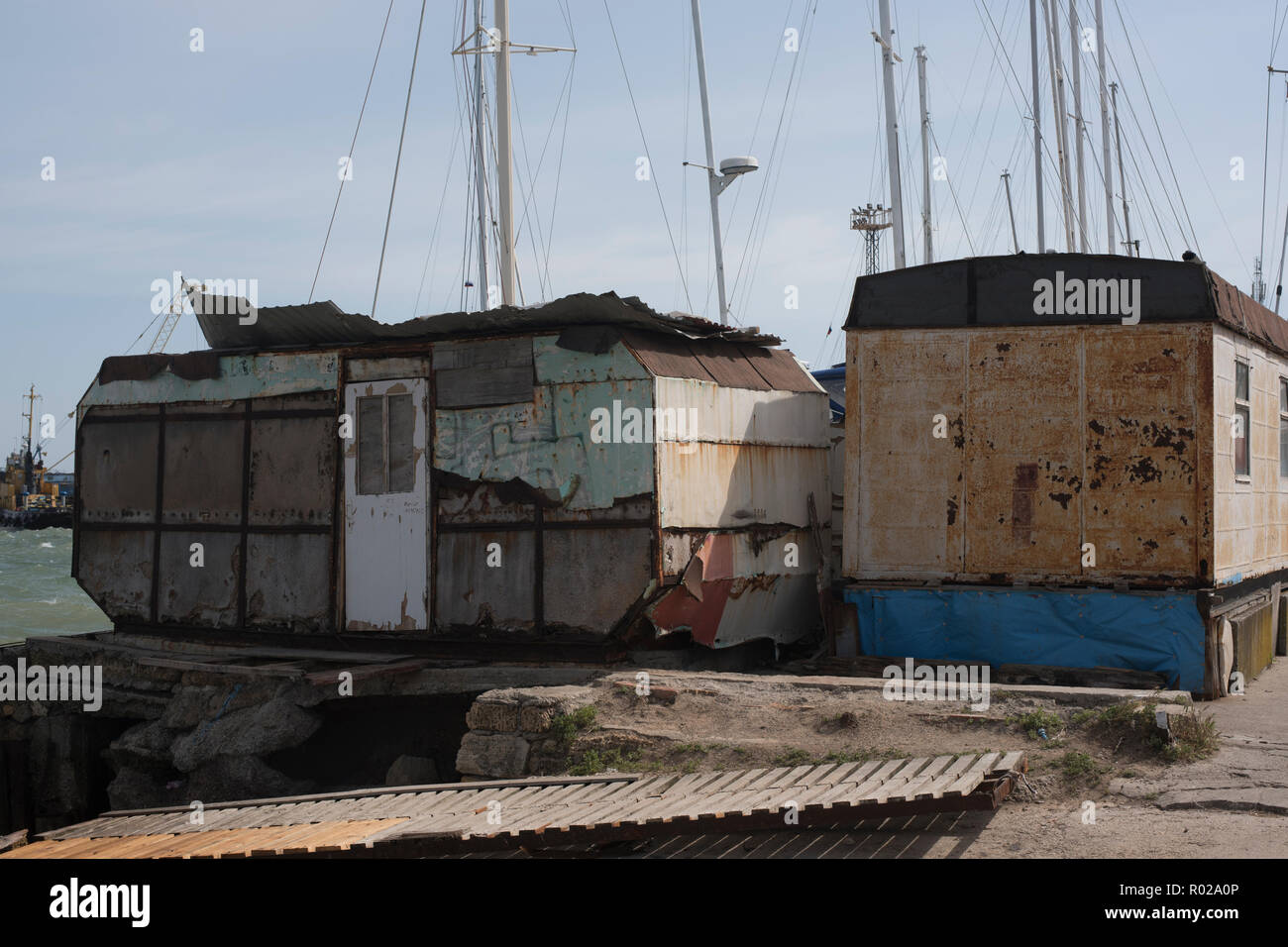 Vecchia Stazione delle Barche di rusty rimorchi sullo sfondo del mare, navi, discesa, pier. dal ferro arrugginito Foto Stock