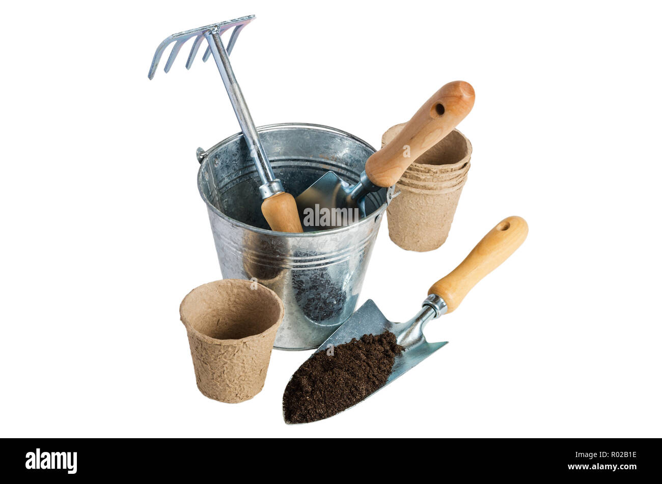 Attrezzi da giardino per piantare, isolato su bianco Foto Stock