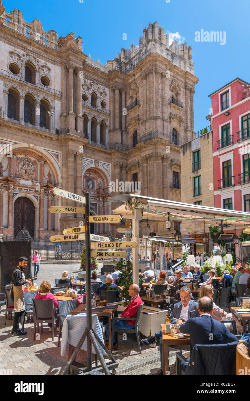 Cafe in Plaza del Obispo davanti alla Cattedrale, Malaga, Costa del Sol, Andalusia, Spagna Foto Stock