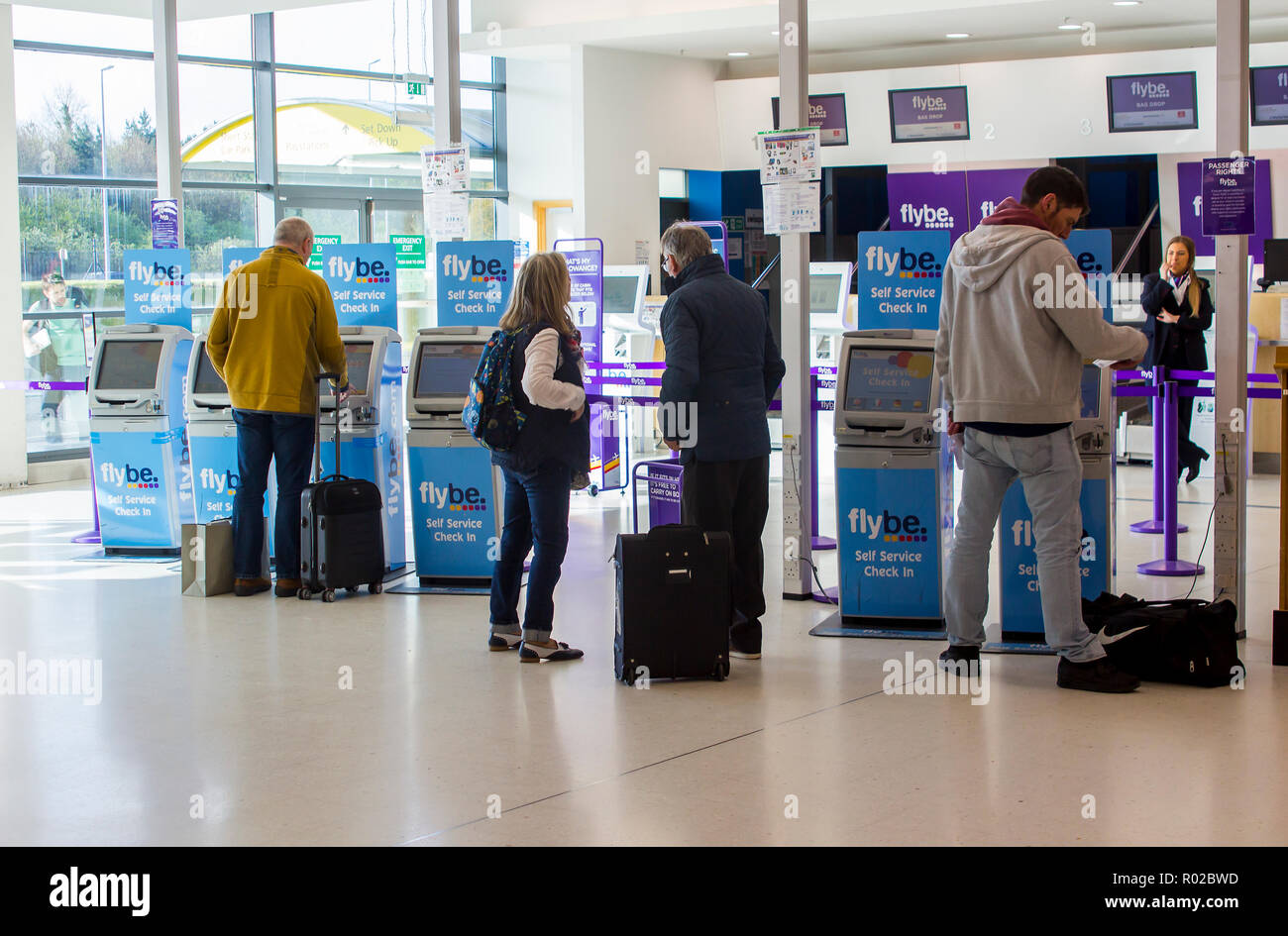 2 maggio 2018 occupato Flybe self banchi check-in presso la George Best Belfast City Airport in Irlanda del Nord. I passeggeri con bagaglio a mano solo prendere la spee Foto Stock