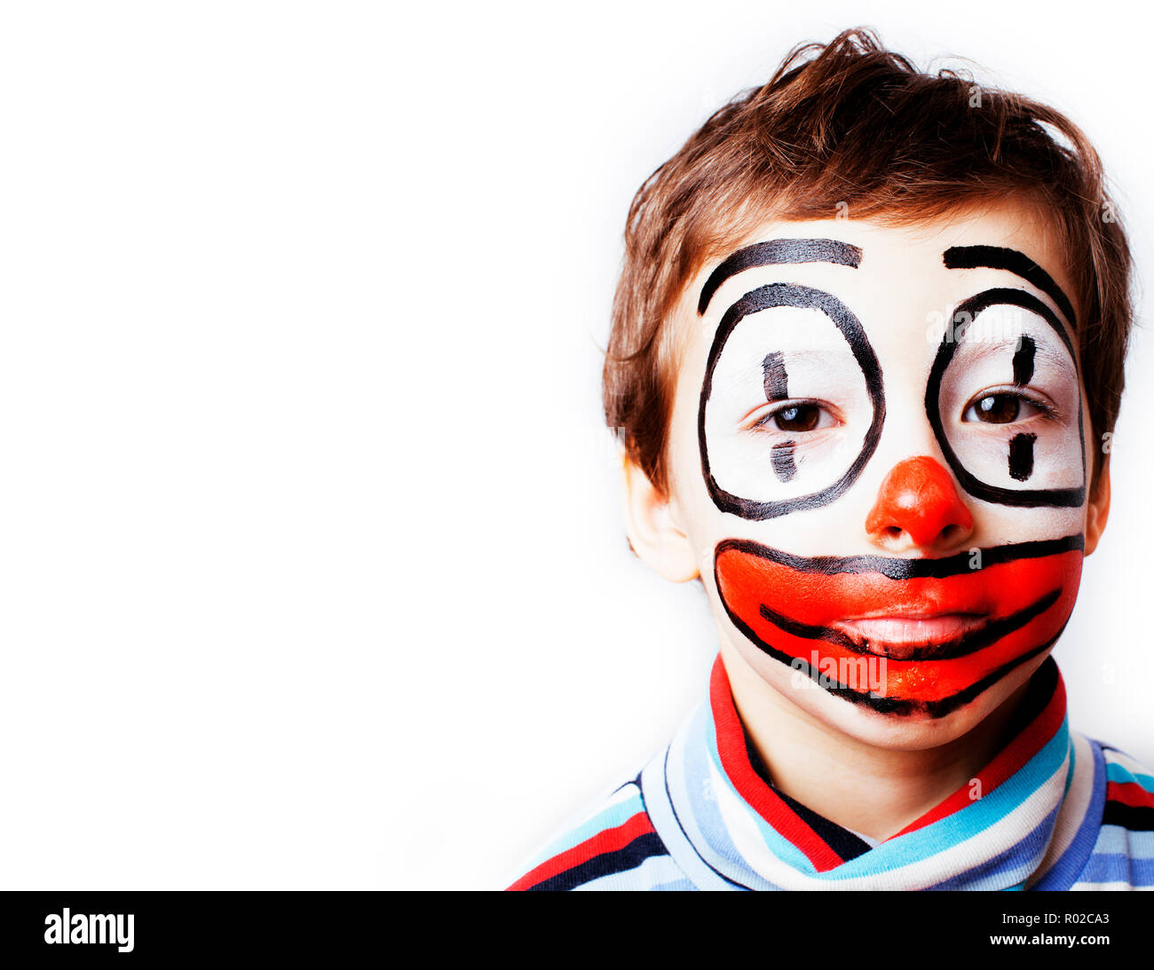 Poco carino ragazzo con facepaint come clown, pantomimic expression Foto Stock