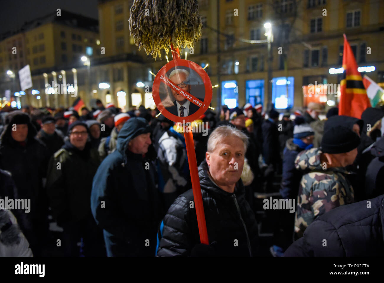 Un sostenitore di Pegida visto tenendo un cartello durante la protesta. Il Pegida (patriottici europei contro l islamizzazione del West) settimanale di protestare presso la piazza Neumarkt. Foto Stock