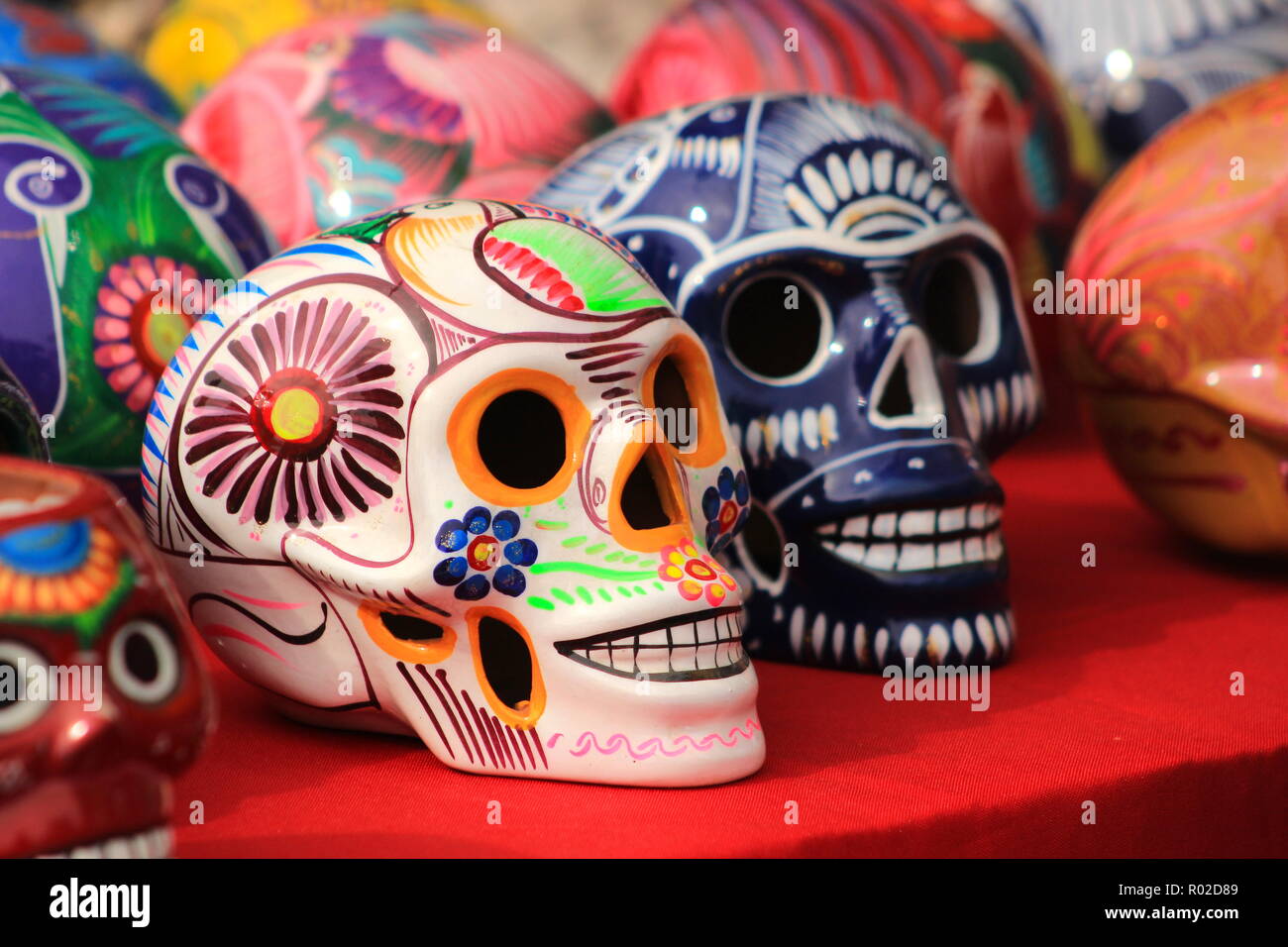 Visualizzazione di zucchero colorate teschi al Giorno dei Morti (Dia de los Muertos) la celebrazione Foto Stock