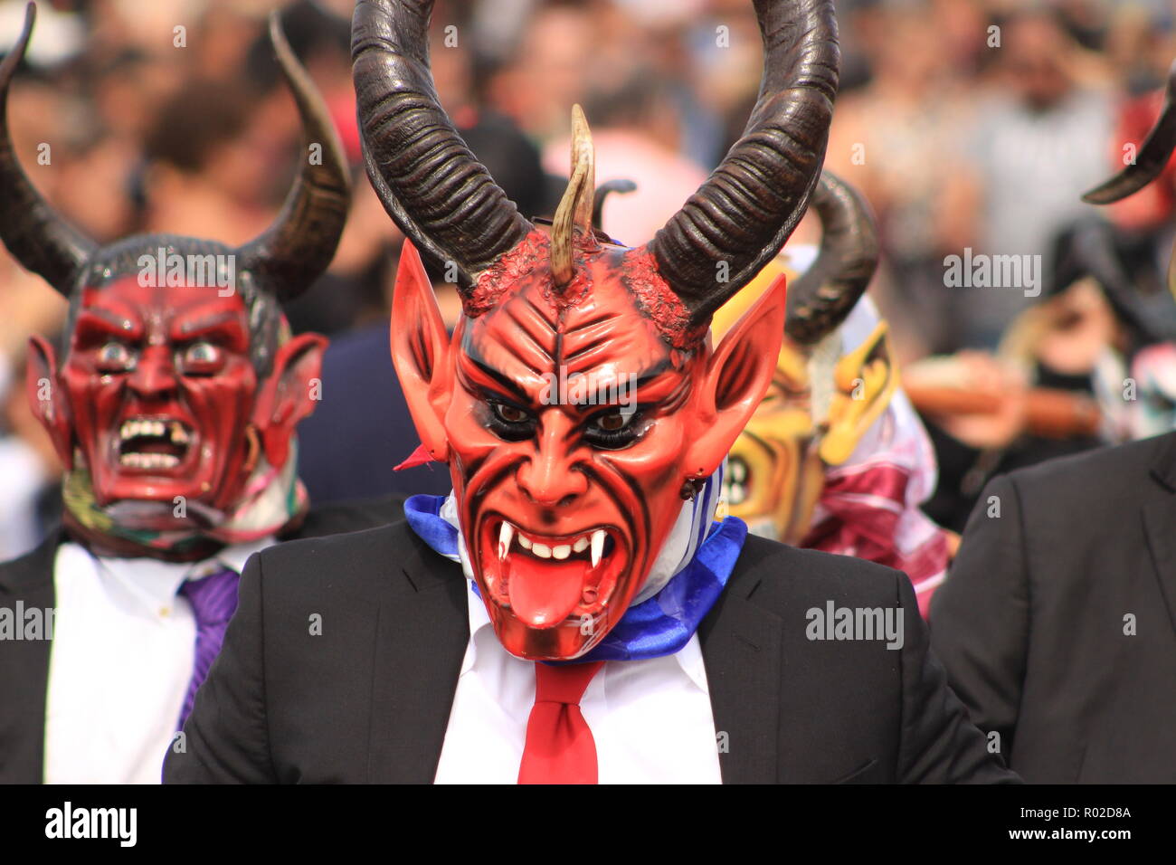 Gli uomini di eseguire la danza dei demoni (danza de los diablos o diablada) al giorno dei morti evento Foto Stock