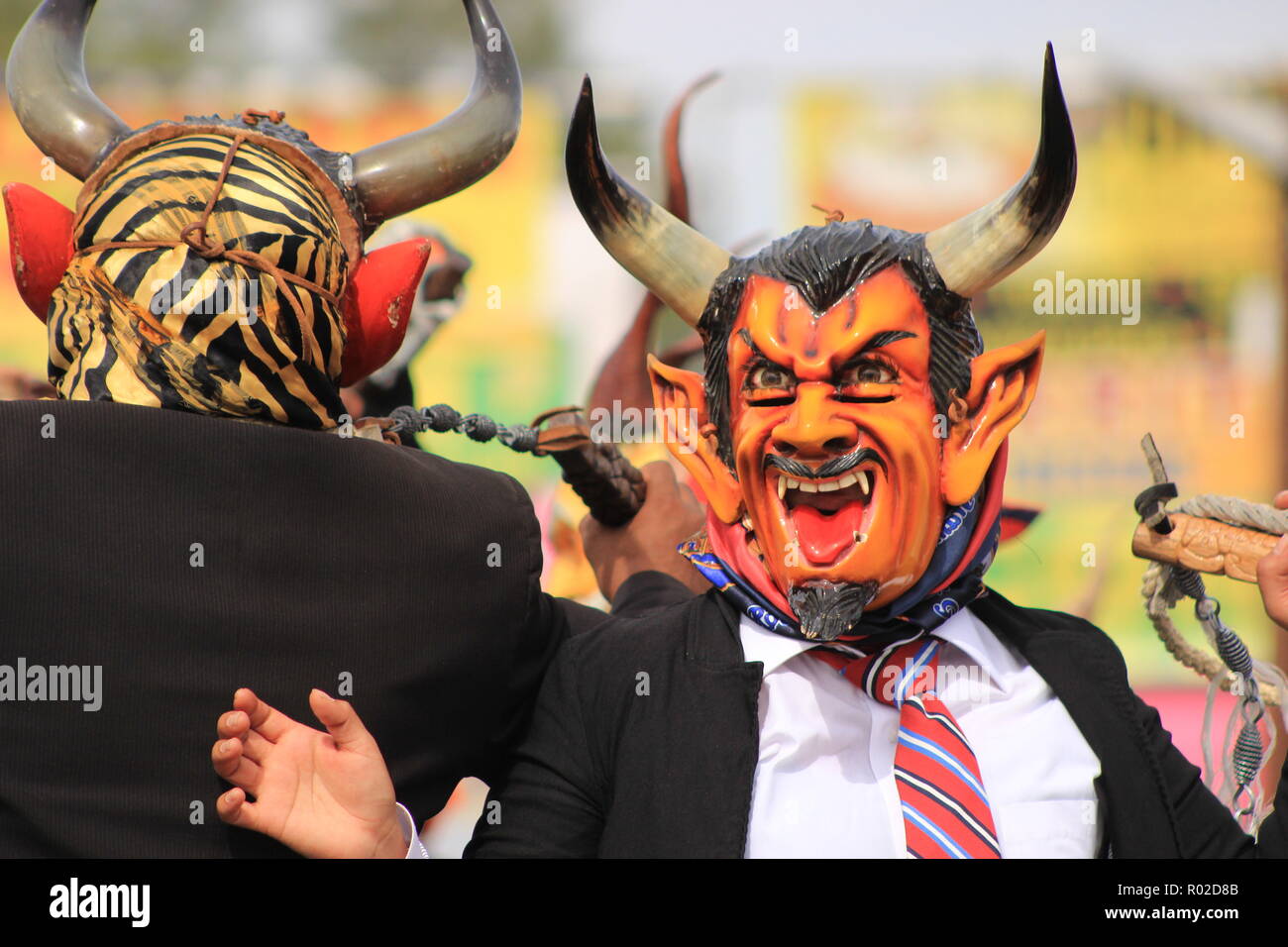 Gli uomini di eseguire la danza dei demoni (danza de los diablos o diablada) al giorno dei morti evento Foto Stock