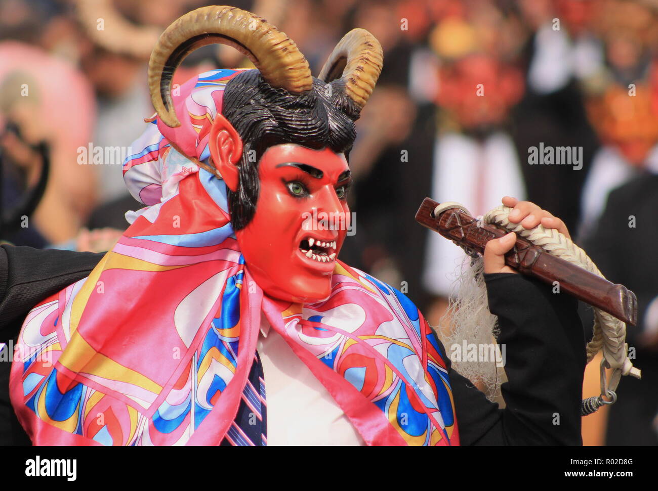 Uomo di eseguire la danza dei demoni (danza de los diablos o diablada) al giorno dei morti evento Foto Stock