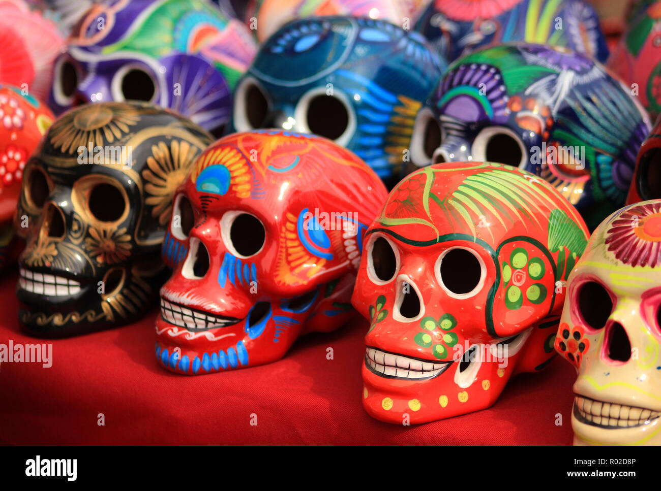 Visualizzazione di zucchero colorate teschi al Giorno dei Morti (Dia de los Muertos) la celebrazione Foto Stock