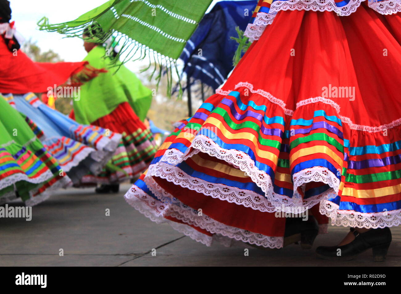 Gonne colorate volare durante la tradizionale danza messicana Foto Stock